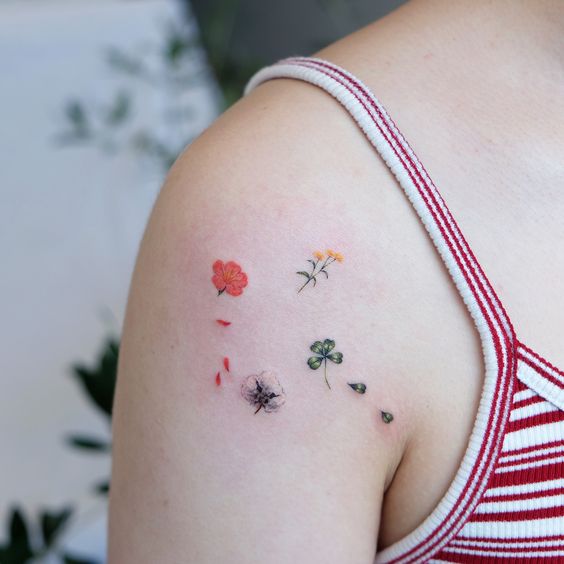 55 Perfectly Flower Tiny Tattoos You’ll Love to Copy